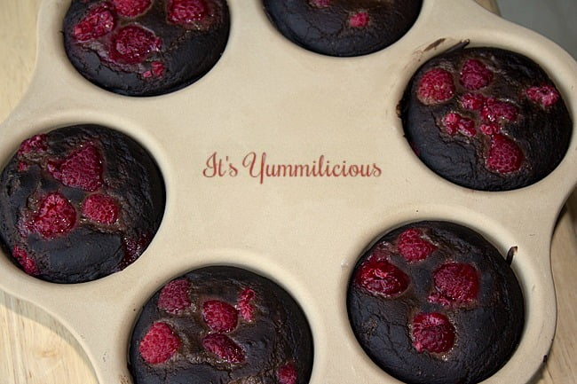 These vegan chocolate raspberry avocado cakes from ItsYummi.com are a healthier way to get your chocolate fix! #FlavorsOfSummer #HealthyDesserts These vegan chocolate raspberry avocado cakes from ItsYummi.com are a healthier way to get your chocolate fix! #FlavorsOfSummer #HealthyDesserts