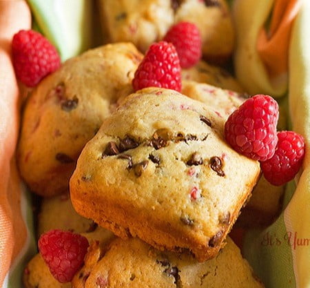 These raspberry chocolate chip muffins from @Itsyummi make the perfect treat any time of day! They were made using the Pampered Chef Brownie Pan #pamperedchef #recipe