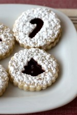 Blackberry Linzer Cookies from ItsYummi.com
