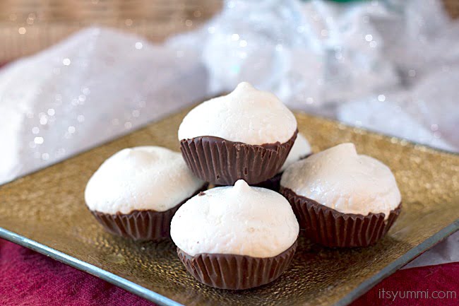 Peppermint Meringue Pillow Cookies from It's Yummi!