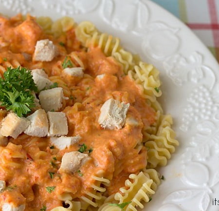This Grilled Chicken and Roasted Red Pepper Alfredo recipe from ItsYummi.com is lower in fat and calories so you can eat well AND be healthy! #ad #JustAddTyson #cbias