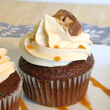 Snicker's Cupcakes - an easy cupcake recipe from itsyummi.com