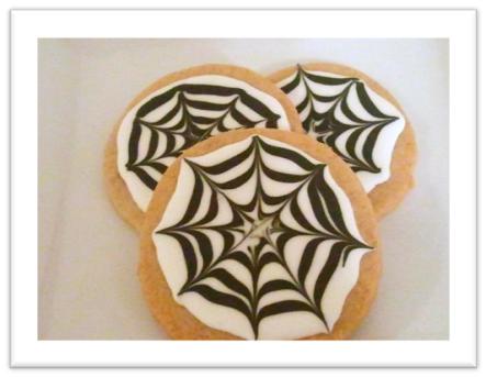 Spider Web Sugar Cookies, decorated with royal icing. Get the tips to make them and read our review of Ultimate Cookies cookbook on itsyummi.com