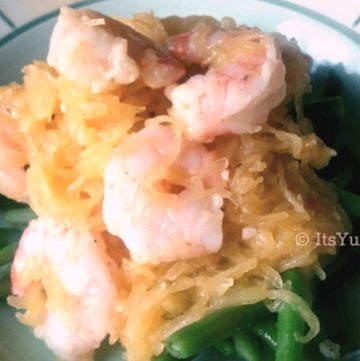a dish of healthy shrimp scampi over spaghetti squash