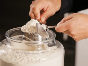 Homemade Self Rising Flour - Make your own self rising flour with this easy DIY self rising flour recipe! | ItsYummi.com