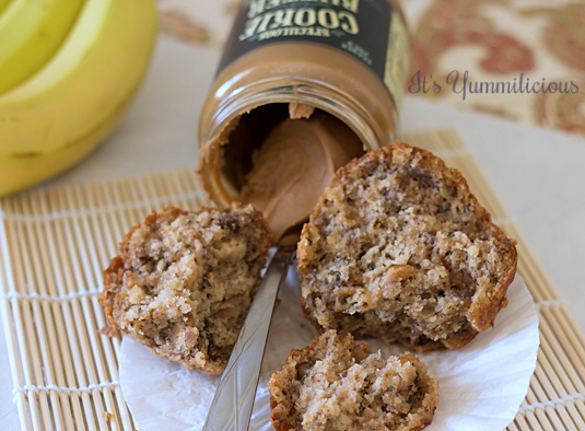 Cookie Butter Banana Nut Muffins from @ItsYummi #recipe #cookiebutter #TraderJoes