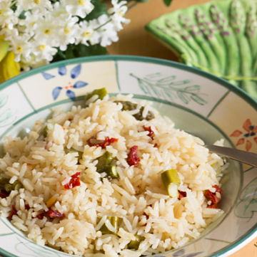 This Jasmine rice pilaf with asparagus and sun dried tomatoes is the perfect Spring brunch side dish! Get the recipe from itsyummi.com