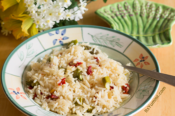 Jasmine Rice Pilaf with Asparagus and Sun Dried Tomatoes from ItsYummi.com Jasmine Rice Pilaf with Asparagus and Sun Dried Tomatoes from ItsYummi.com