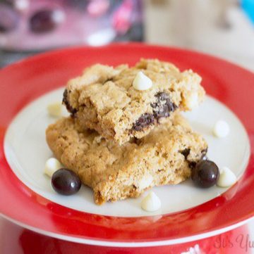 These chewy, browned butter baked oatmeal bar cookies are stuffed with white chocolate chips and dark chocolate covered pomegranate arils. Get the recipe from itsyummi.com