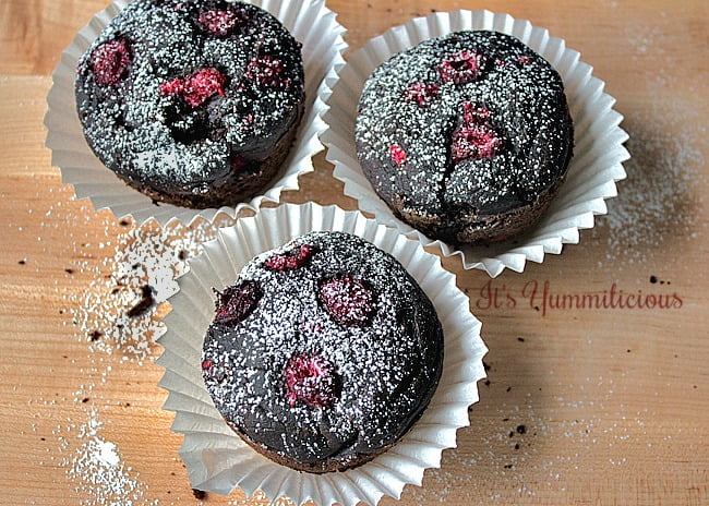 These vegan chocolate raspberry avocado cakes from ItsYummi.com are a healthier way to get your chocolate fix! #AvocadosFromMexico #FlavorsOfSummer #HealthyDesserts