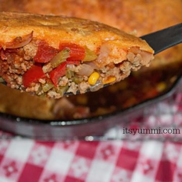 Turkey Chili Cornbread Skillet - a one pan dinner that the whole family will love! Recipe on itsyummi.com