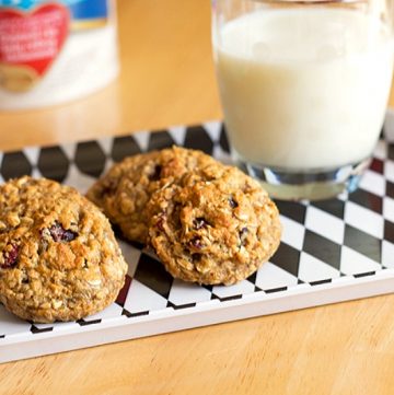 Cranberry Oatmeal Breakfast Cookies Recipe - with a lower carb option, these are actually pretty healthy treats! Recipe from itsyummi.com