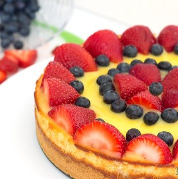 Creamy, cool Lemon Berry Cheesecake Recipe from @itsyummi - This dessert recipe is creamy cheesecake topped with homemade lemon curd and fresh berries.