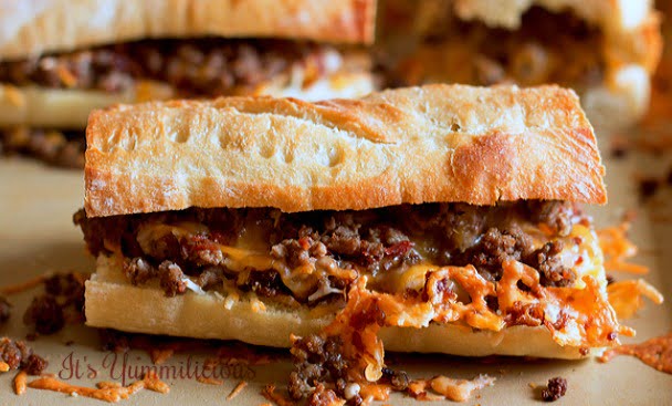 These bacon cheeseburger sandwiches from @ItsYummi can be topped with any of your favorite burger condiments, creating a new twist on the traditional burger!