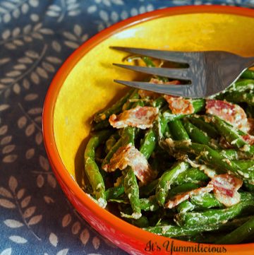 Green Beans with Bacon - A low carb side dish that comes together in about 5 minutes! | Recipe on itsyummi.com