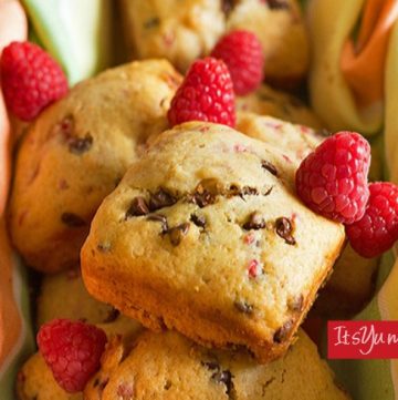 Raspberry Chocolate Chip Muffins | ItsYummi.com | snack | muffins | brunch | raspberries | breakfast