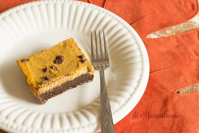 These Chocolate Pumpkin Pie Bars from ItsYummi.com MIGHT put your traditional Thanksgiving pumpkin pie to shame! #lowcarb