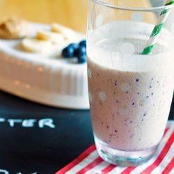 Peanut Butter Banana Blueberry Smoothie - A protein packed smoothie with no added sugar! Fresh blueberries and bananas, Greek yogurt, and protein powder make this a healthy breakfast smoothie. Recipe from @itsyummi