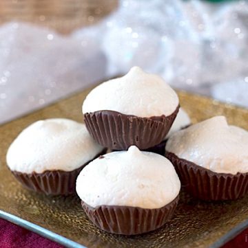 Peppermint Meringue Pillow Cookies from It's Yummi! - Delicate, light peppermint meringue cookies sit atop bittersweet chocolate "pillows", creating a beautiful and delicious holiday cookies.