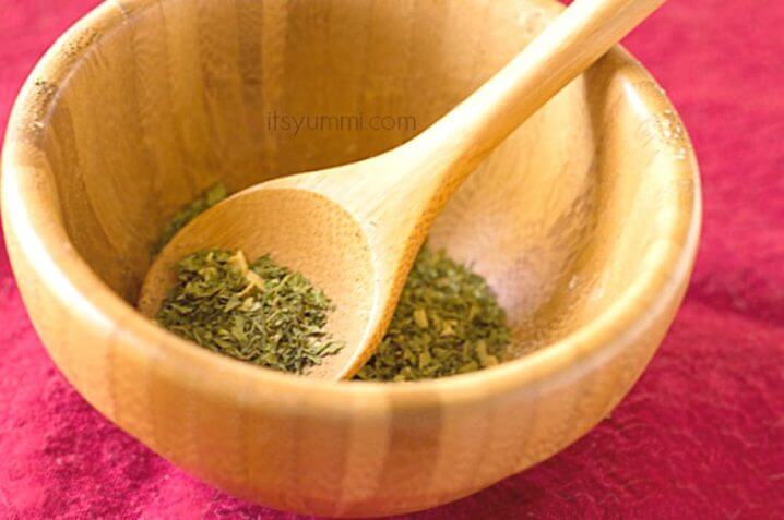 Homemade Ranch Seasoning Mix - Make it yourself and save money (PLUS no nasty preservatives or chemicals) - Recipe from @itsyummi