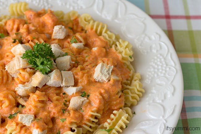 Ad: Ad: This recipe for Chicken Alfredo with Roasted Red Pepper Sauce from ItsYummi.com is lower in fat and calories so you can eat well AND be healthy! #JustAddTyson