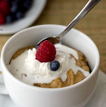 Low Carb Meyer Lemon Berry Mug Cake Recipe from www.itsyummi.com