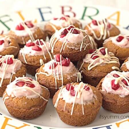 Pomegranate Cheesecake Cookies - Cheesecake filled cookie cups topped with pomegranate arils and white chocolate. Recipe from @itsyummi