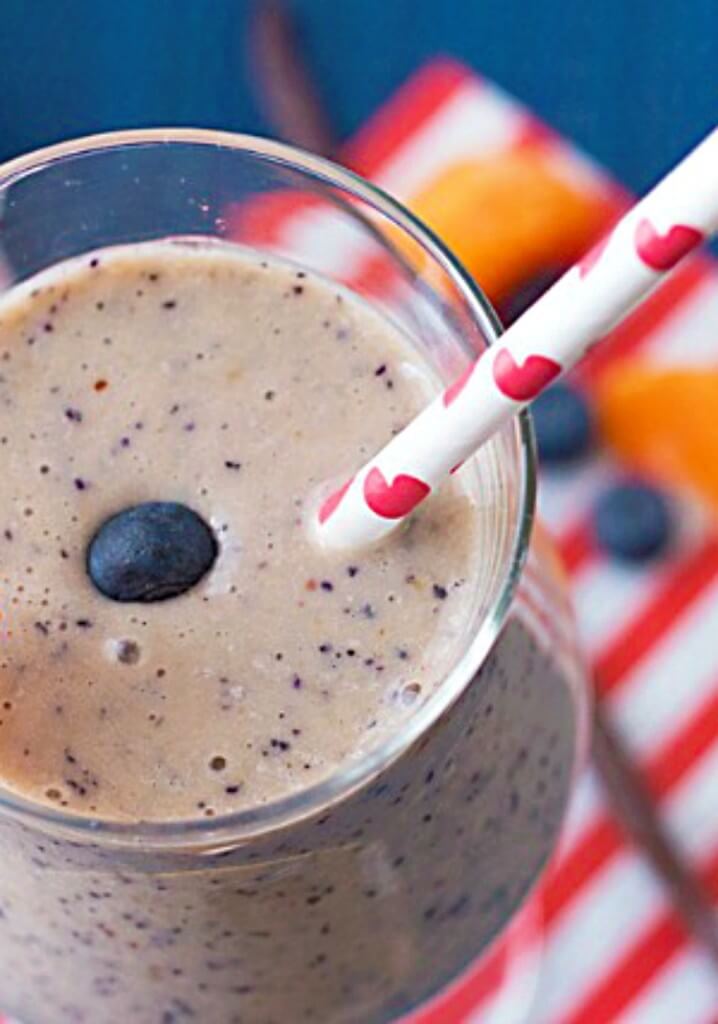 Blueberry Almond Smoothie Recipe - An easy, healthy, and delicious morning breakfast or afternoon snack. Get the recipe on itsyummi.com