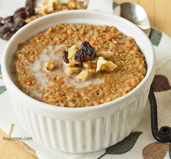 Carrot Cake Steel Cut Oatmeal - Breakfast oatmeal that tastes like carrot cake?! Oh YES, please! Healthy and so good! | itsyummi.com