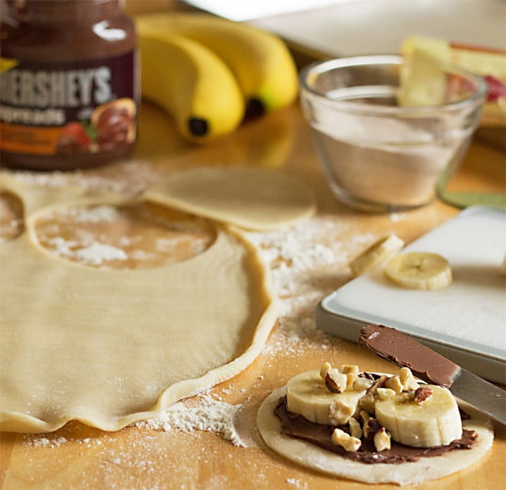 Nutty Banana Chocolate Hand Pies - A sweet treat! Flaky pastry is full of chocolate hazelnut spread, bananas, and chopped nuts. Get the recipe from @itsyummi