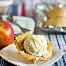 How awesome! Ice cream bowls that are made from apple pie! Recipe from ItsYummi.com #loveNZfruit