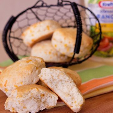 Cheesy ranch biscuits ~ recipe from ItsYummi.com