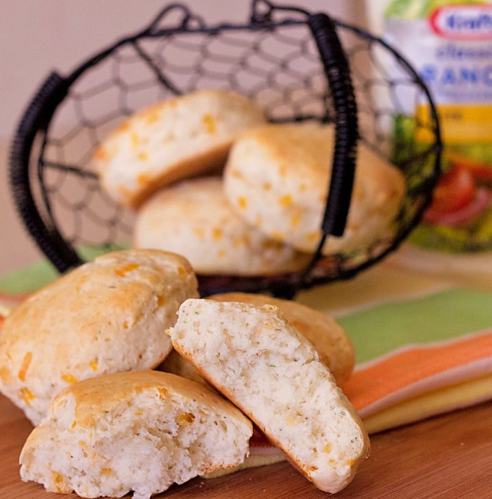 Cheesy ranch biscuits ~ recipe from ItsYummi.com 