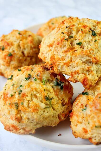 Cheddar Bay Biscuits (Red Lobster Copycat Recipe) | CrunchyCreamySweet.com