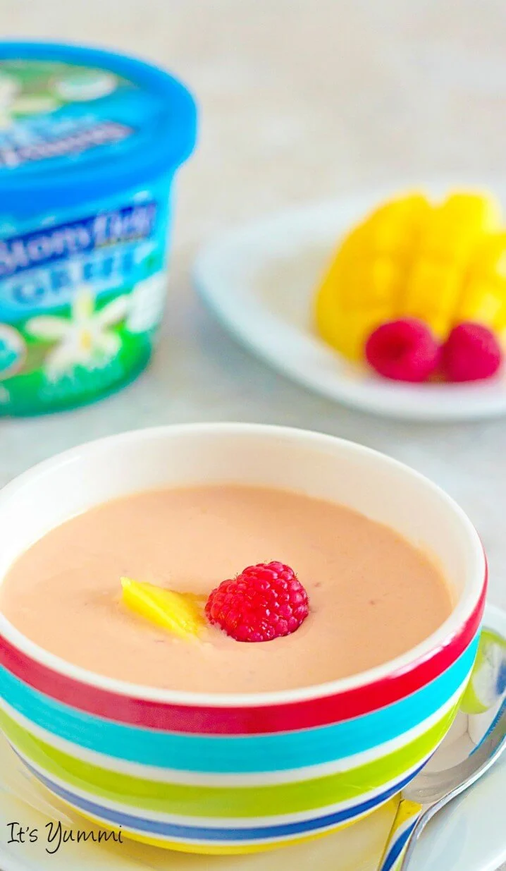 Mango Raspberry Chilled Soup Recipe from @itsyummi - This quick and easy vegetarian soup is a blender soup recipe. Perfect for an appetizer, light lunch, or easy meatless meal.