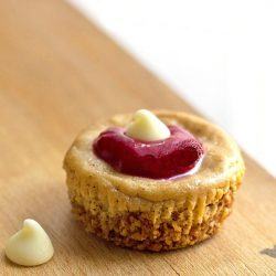 Raspberry almond low carb cheesecake bites are cheesecake in a bite sized treat. Perfect for cheesecake taste without the need for stretchy pants! A Weight Watchers Freestyle cheesecake recipe with only 2 Smart Points per serving! This is a gluten free dessert recipe, too!