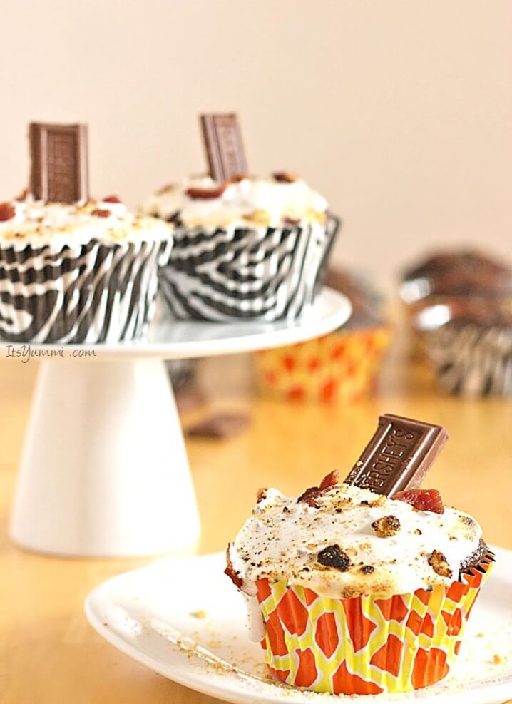 These cupcakes are crazy good! Caffeine Spiked S'mores Cupcakes are chocolate cupcakes, stuffed with coffee, bacon, and chocolate, then topped with toasted marshmallow creme! - Recipe from @itsyummi