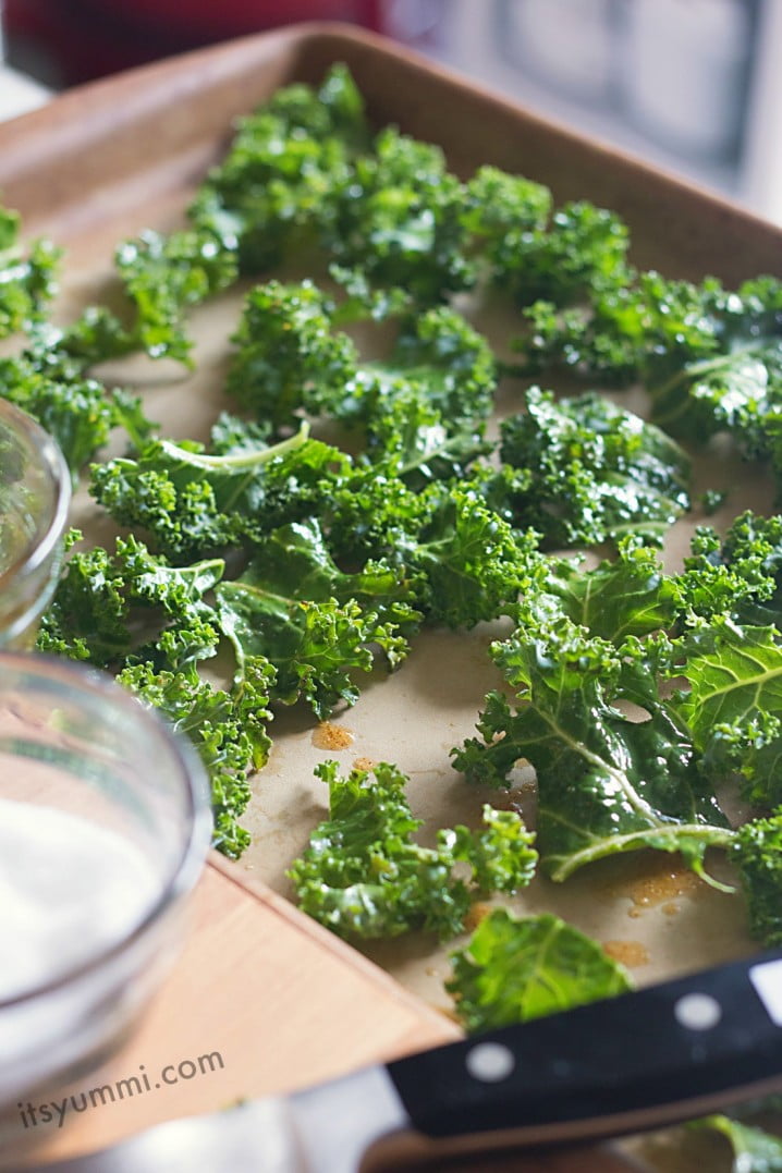 Spicy Parmesan Kale Chips from ItsYummi.com #GameTimeHero #CollectiveBias #ad