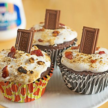 These cupcakes are crazy good! Caffeine Spiked S'mores Cupcakes are chocolate cupcakes, stuffed with coffee, bacon, and chocolate, then topped with toasted marshmallow creme! - Recipe from @itsyummi