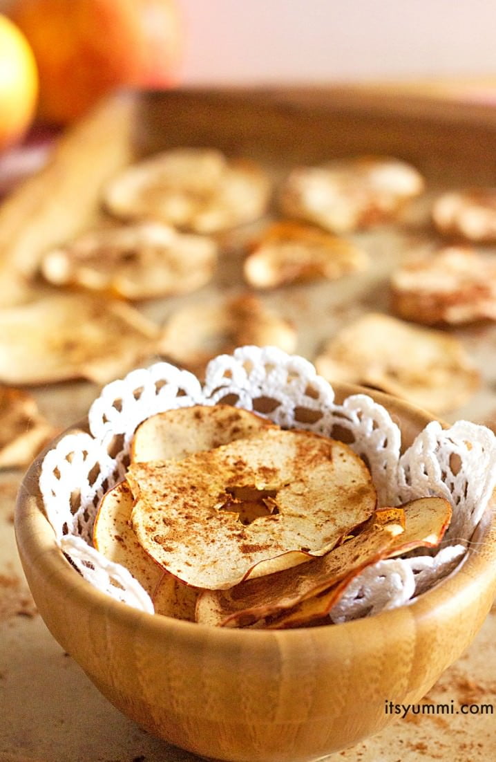 Get this Baked Cinnamon Apple Chips #recipe from @itsyummi and put a #healthy #snack into your life!