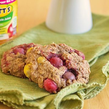 Peanut Butter Apple Sauce Cookies - A healthier cookie recipe that's lower in fat and sugar than traditional cookies. Recipe on itsyummi.com