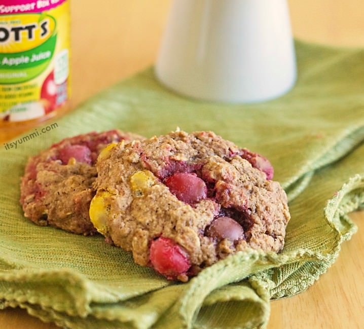 Peanut Butter Apple Sauce Cookies - A healthier cookie recipe that's lower in fat and sugar than traditional cookies. Recipe on itsyummi.com