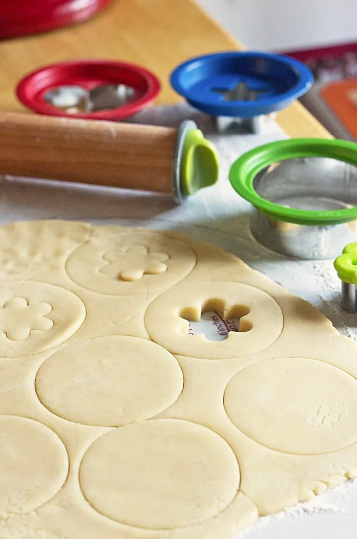 Strawberry Lemon Linzer Cookies from @itsyummi