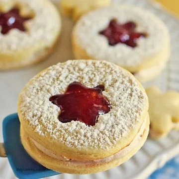 Strawberry Lemon Linzer Cookies from @itsyummi