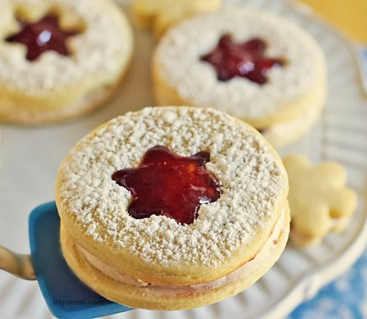 Strawberry Lemon Linzer Cookies from @itsyummi