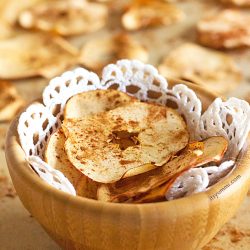 Get this Baked Cinnamon Apple Chips recipe from @itsyummi and put a healthy snack into your life!