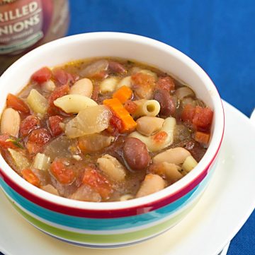 Vegetarian Minestrone Soup - Quick and easy! This soup comes together in 20 minutes, making it a perfect weeknight dinner. Recipe on itsyummi.com