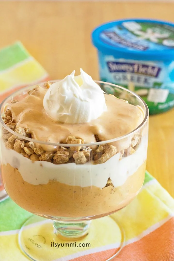 Pumpkin spice yogurt parfait is a healthy dessert or snack that will make a fabulous healthy option for holiday parties! - Get the recipe from @itsyummi
