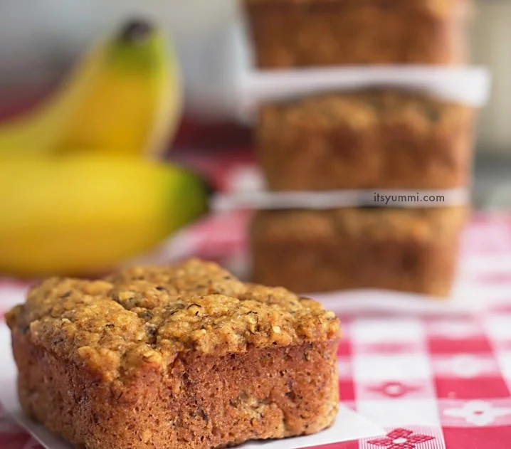 These low carb banana bread bites might be the most addictive and delicious snack I've ever made! Get the recipe from ItsYummi.com