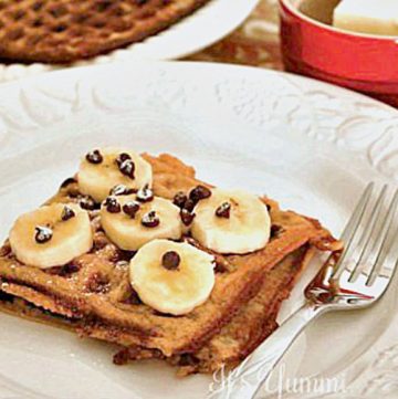 Banana Bread Waffles - Get this and more waffles recipe ideas on itsyummi.com